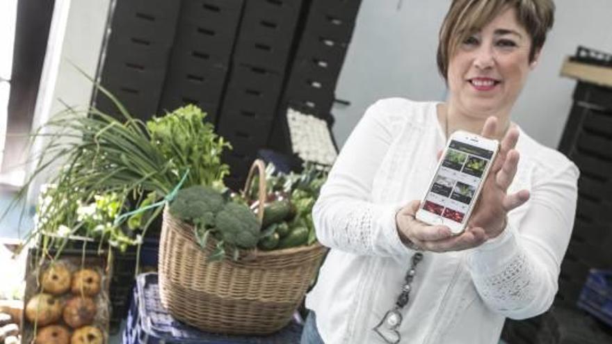 La emprendedora Mayte Botella muestra su aplicación en el móvil.