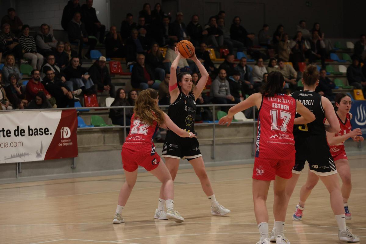 María Angulo con balón.