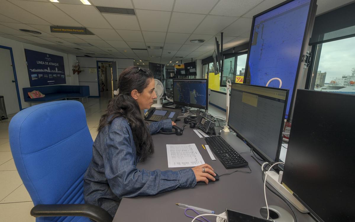 Una controladora habla con la tripulación de un barco.