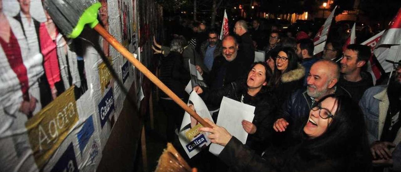 Varios partidos coincidieron a medianoche en la tradicional pegada de carteles en el parque Miguel Hernández, en Vilagarcía. // Iñaki Abella