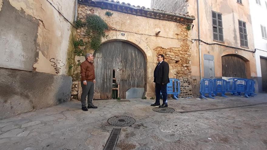 El alcalde Virgilio Moreno y el regidor Andreu Caballero, frente a la fachada que se derribarÃ¡, conservando el arco catalogado.