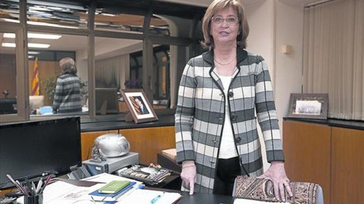 La 'consellera' de Ensenyament, Irene Rigau, detrás de su mesa de trabajo en la sede del departamento, el jueves pasado.