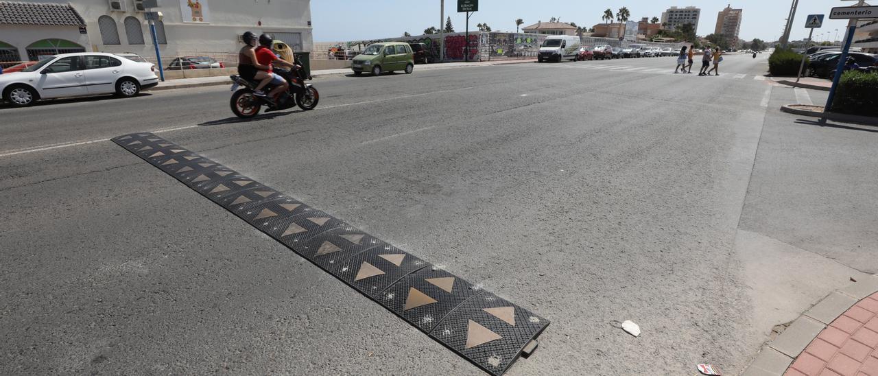 Banda reductora de velocidad instalada junto al paso de peatones de Torrevieja donde ocurrieron los accidentes