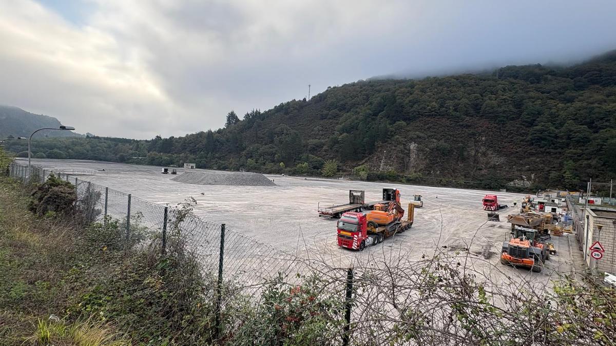 La parcela que ocupó la central térmica del Narcea, este martes, completamente libre de construcciones.