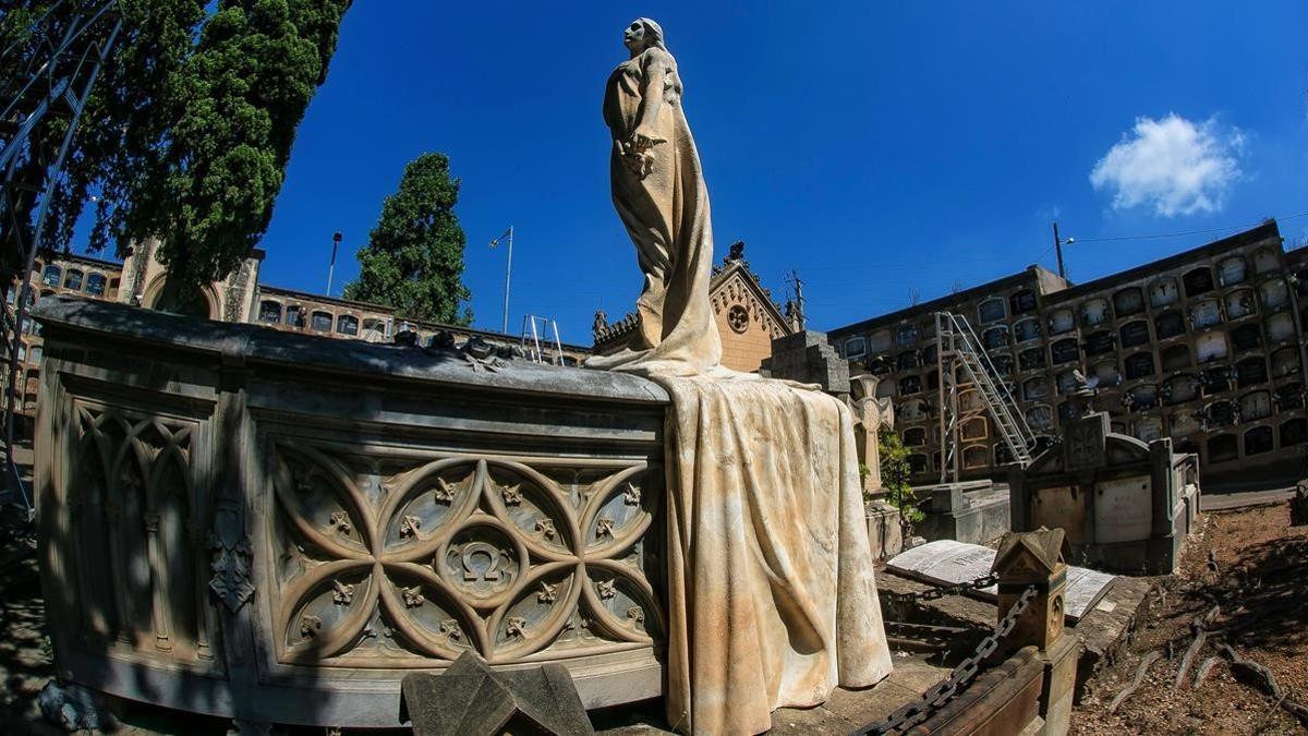 El panteón de la familia de Sans Bernet con la escultura de Enric Clarasó.