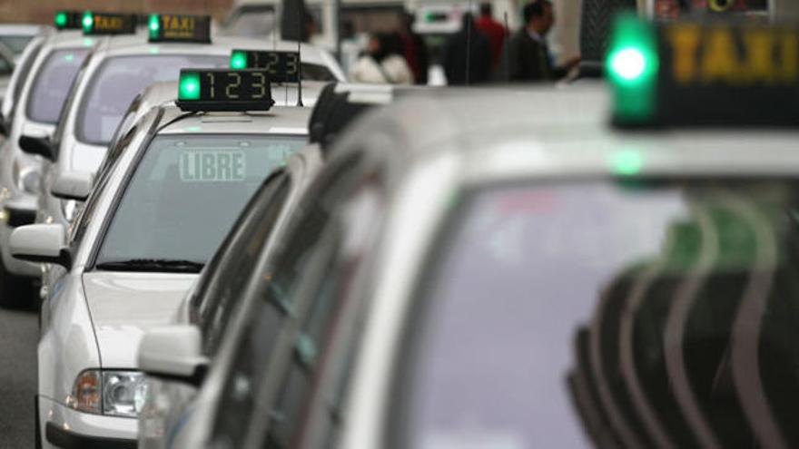 El exceso de oferta de taxis en la calle y la caída de la demanda están poniendo en riesgo la viabilidad del sector.