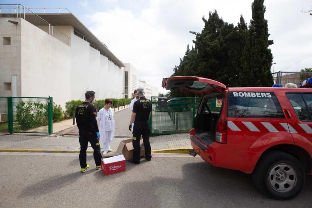 Los bomberos de Ibiza reparten material de protección en las residencias y centros de salud