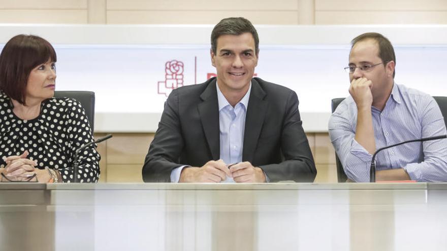 Micaela Navarro, Pedro Sánchez i César Luena, avui.