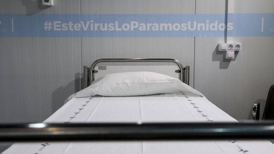 Una de las habitaciones instaladas en la Feria, en el hospital provisional.