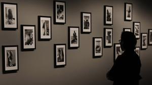 Una visitante ante unas fotografías de Bill Brandt, en la exposición a su paso por Barcelona.