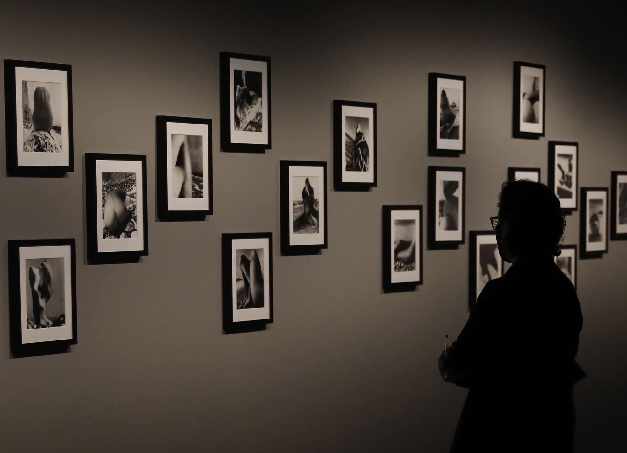 Una visitante ante unas fotografías de Bill Brandt, en la exposición a su paso por Barcelona