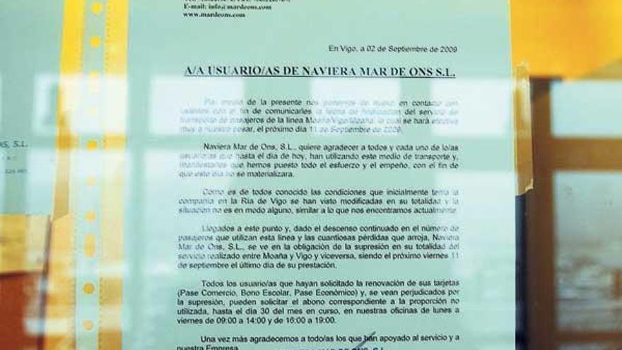 Comunicado de la naviera Mar de Ons en la taquilla de Moaña anunciando el cese del transporte a partir del día 11.  // Gonzalo Núñez