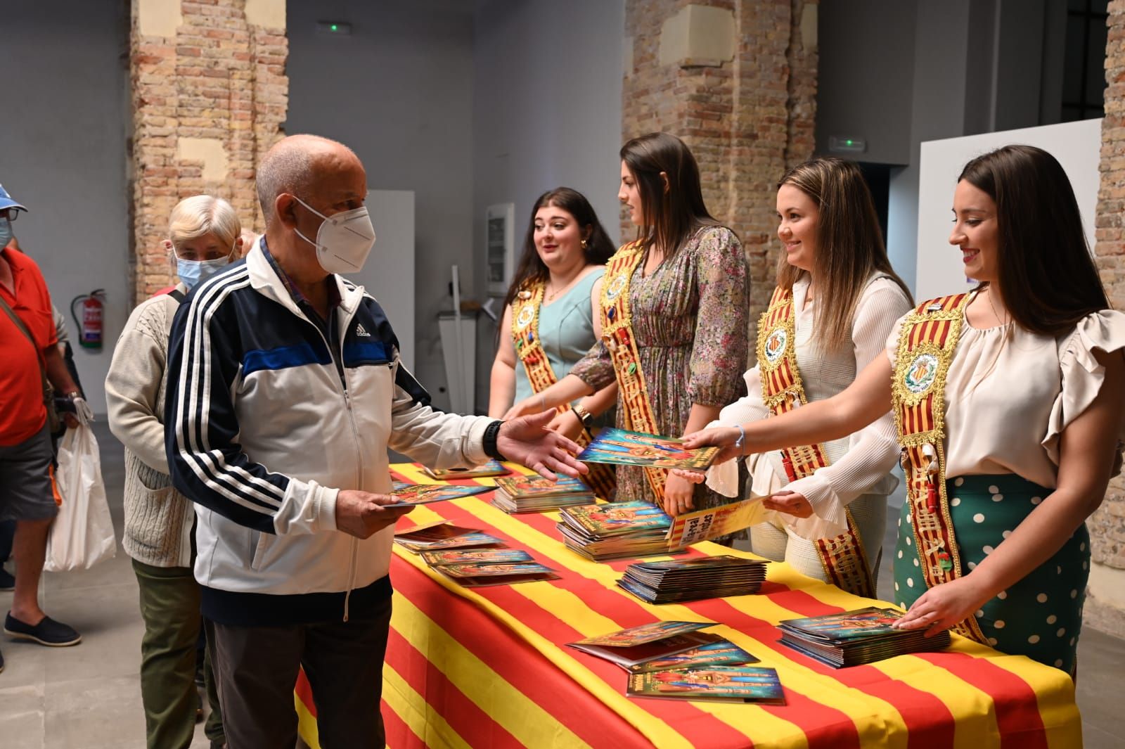 Arranca el reparto de los 'llibrets de festes' de Sant Pasqual en Vila-real