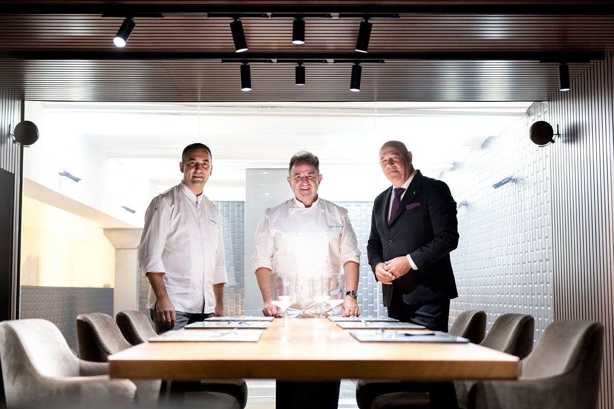 Martín Berasategui, en el centro, junto a el chef Paolo Casagrande y el jefe de sala Joan Carles Ibáñez.