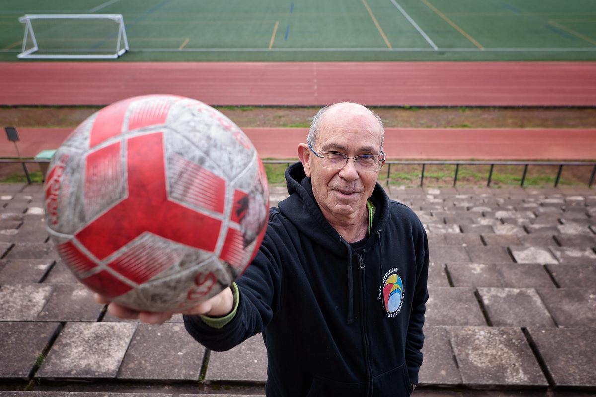 Miguel Llorca sosteniendo el balón del encuentro en el Servicio de Deportes de la ULL