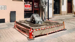 Morán avisa del riesgo de mover su escultura en Plasencia debido a una fractura