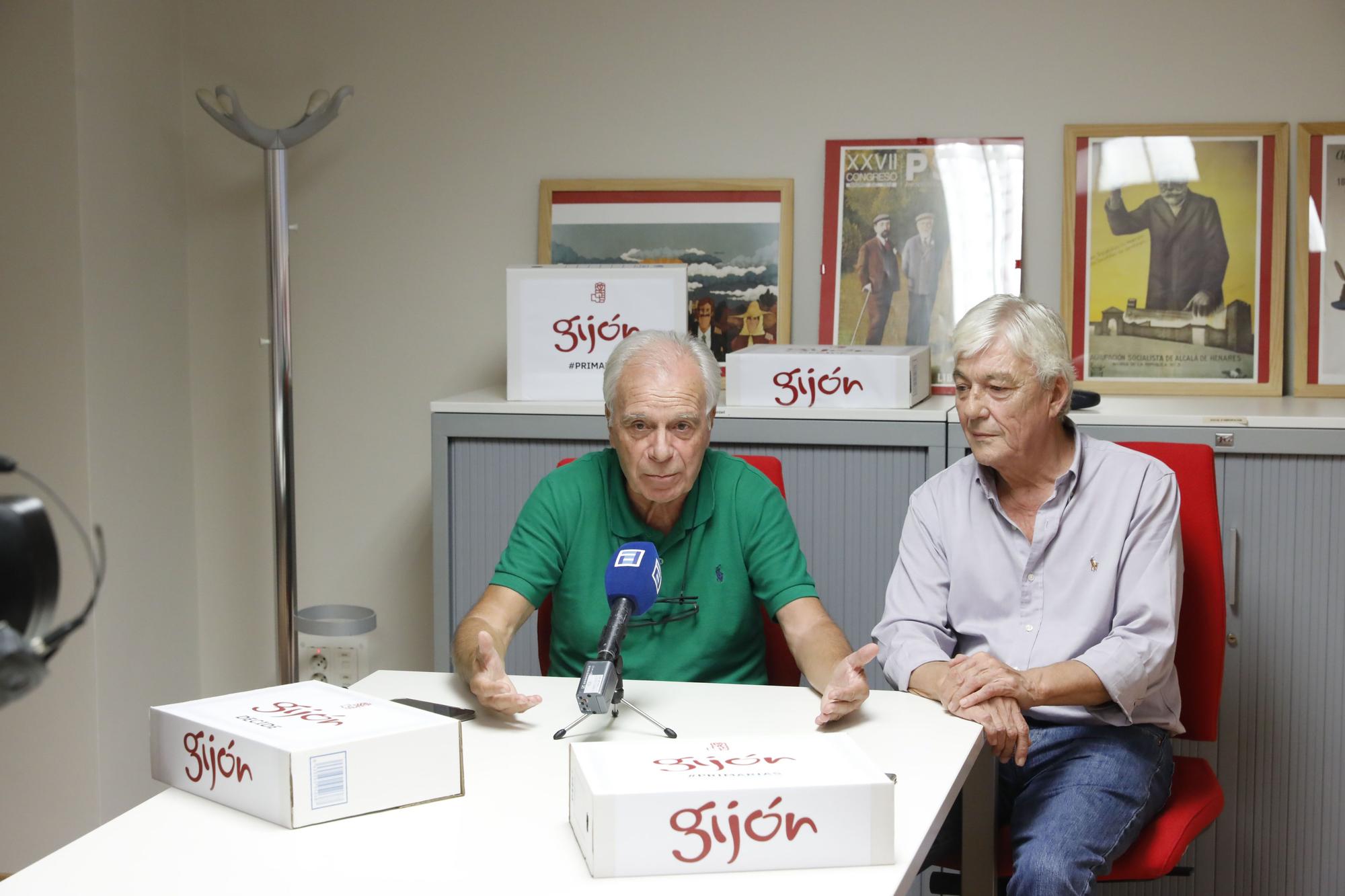 En imágenes: Jornada de recogida de firmas en la sede del PSOE de Gijón