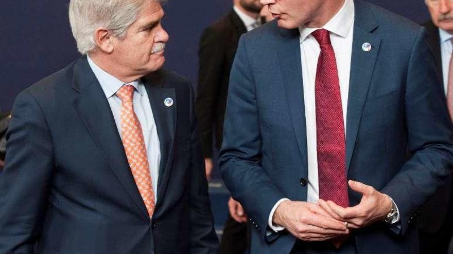 El ministro español de Exteriores, Alfonso Dastis, con su homólogo irlandés, Simon Coveney (a la derecha), el pasado jueves en Bruselas.