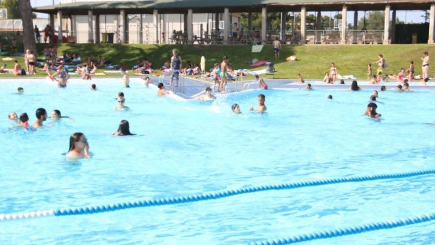 La piscina de Figueres, plena de gent | ACN