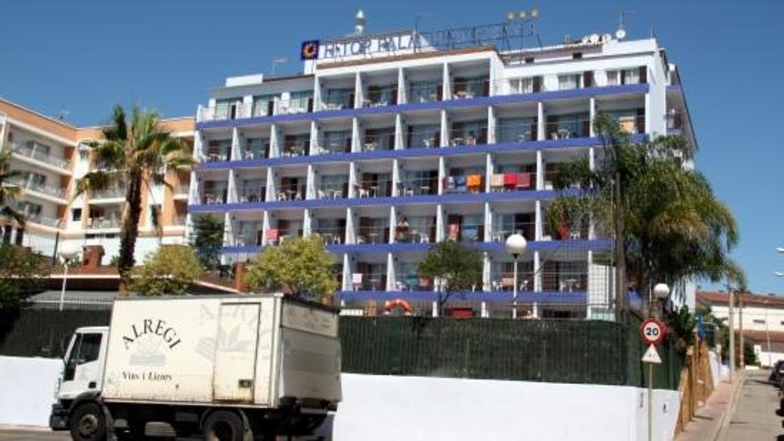 L&#039;hotel Palm Beach de Lloret de Mar, on aquesta nit ha resultat ferit un turista menor d&#039;edat en caure des d&#039;un primer pis | ACN