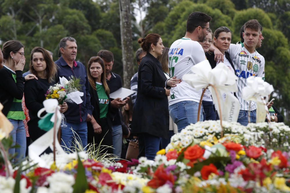 Dolor y emoción en el entierro de los jugadores del Chapecoense