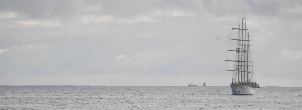 Un velero de cuatro mástiles en la bahía capitalina