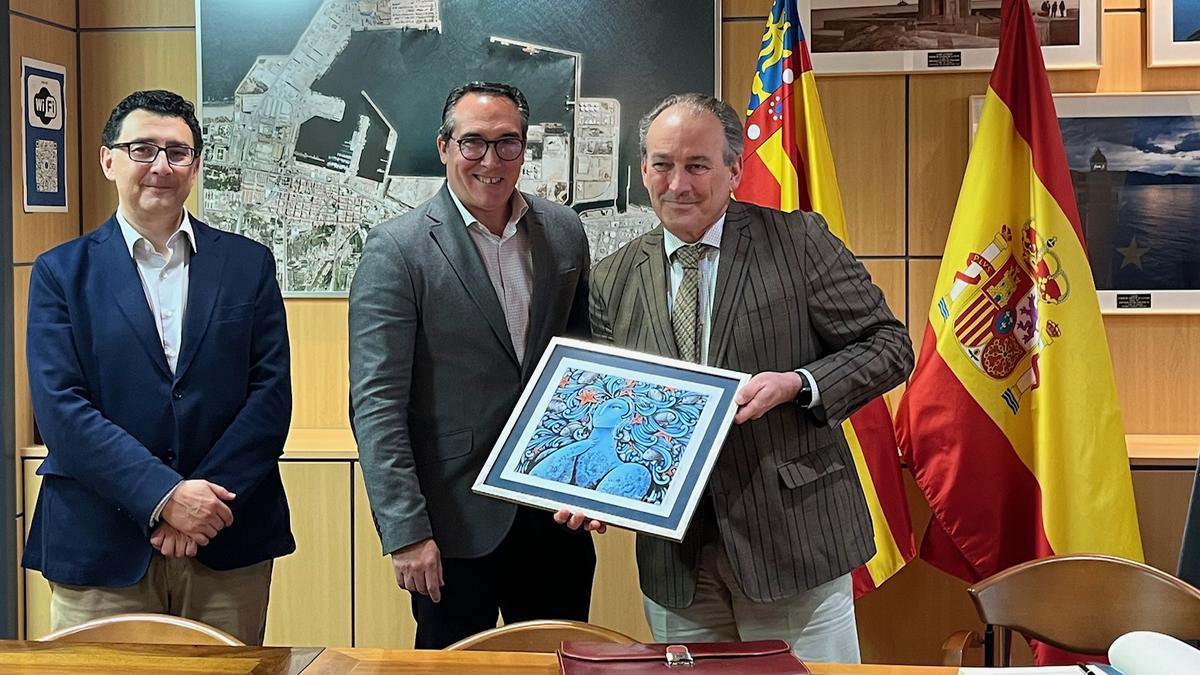 El director y el presidente de PortCastelló junto al conseller de Agricultura, en la sede de la Autoridad Portuaria.