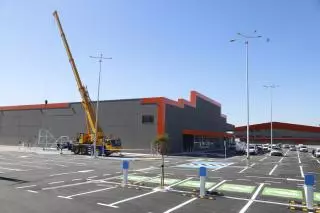 Obramat y una gasolinera abrirán en junio en el parque comercial de la Torrecilla