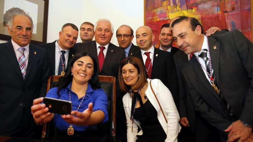 La nueva presidenta de la Diputación de Lugo se hace un selfi con su equipo de gobierno. // Pepe Tejero