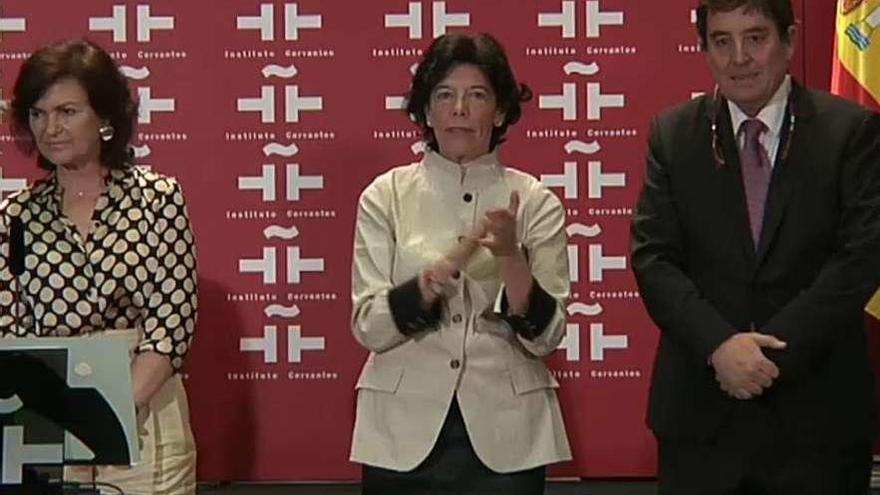 Carmen Calvo, Isabel Celaá y Luis García Montero, ayer, en la sede del Instituto Cervantes, en Madrid.