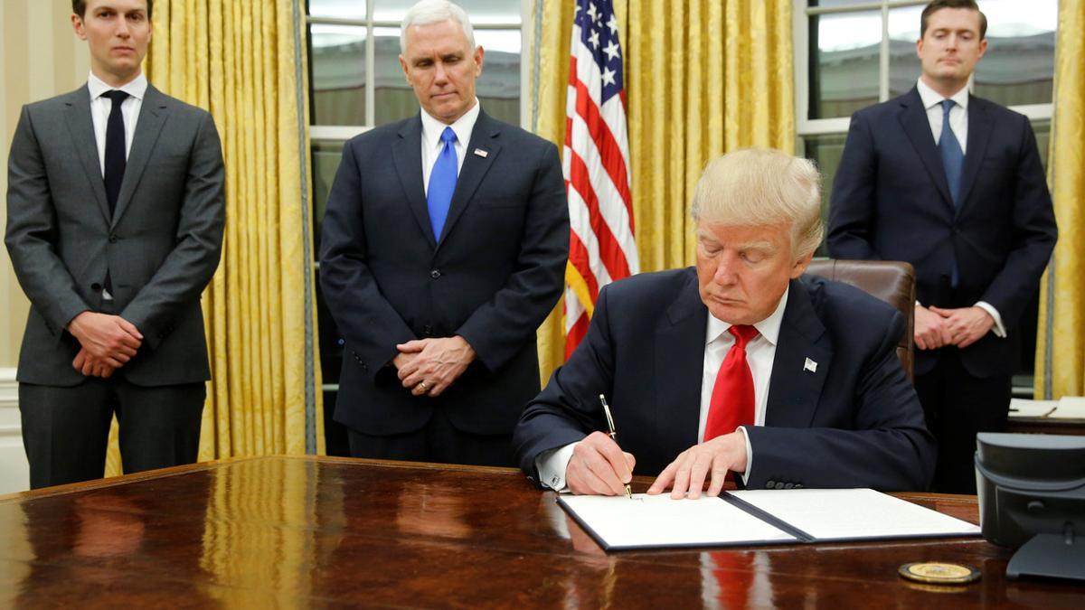 Trump firma sus primeros decretos en la Casa Blanca.