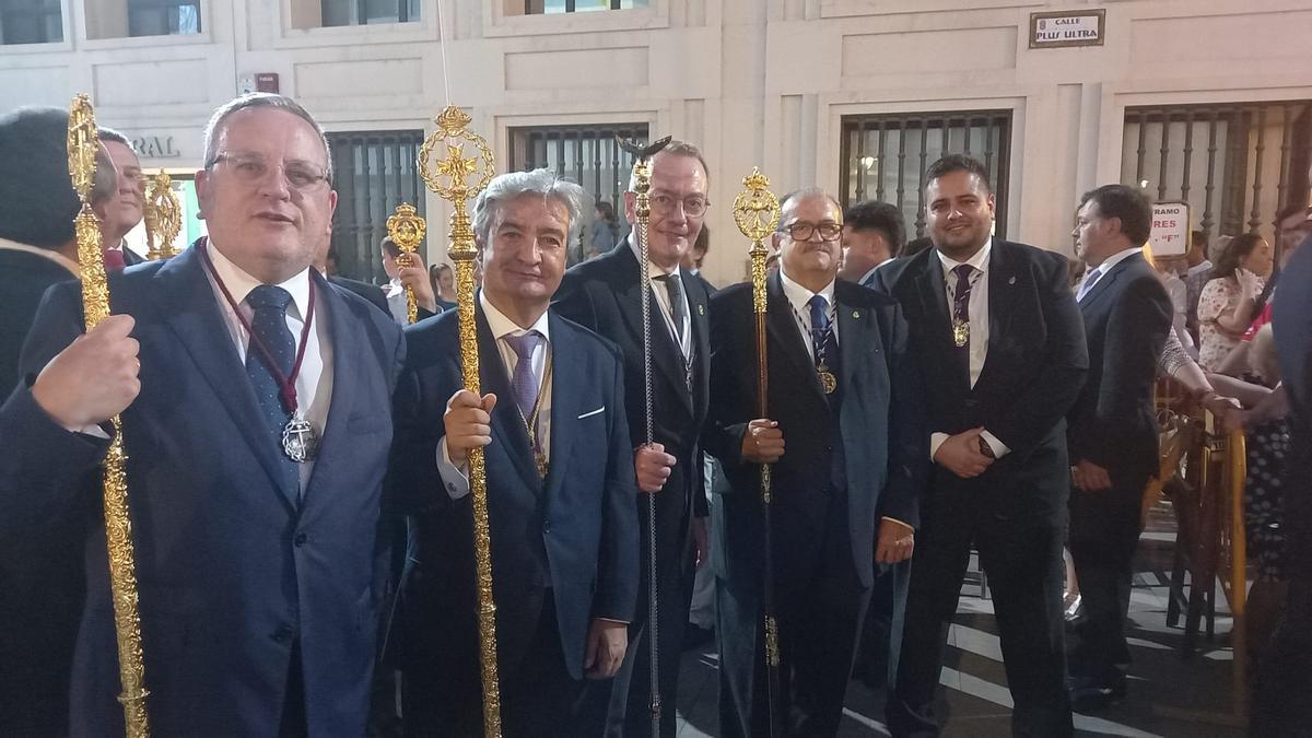 Ramón Mateos, tercero por la izquierda, durante la procesión que se llevaba a cabo en Huelva.