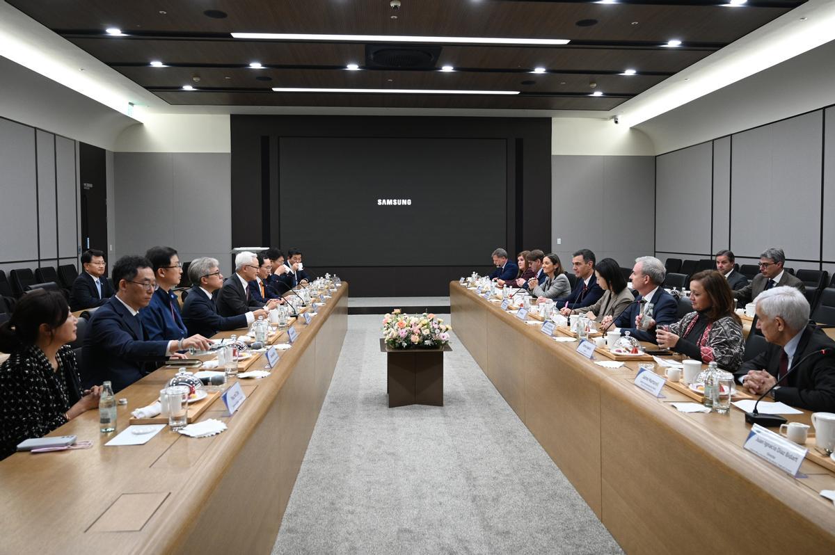 PYEONGTAEK (COREA DEL SUR), 17/11/2022.- El presidente del Gobierno, Pedro Sánchez (5d), y la ministra de Industria, Comercio y Turismo, Reyes Maroto (4d), mantienen un encuentro con directivos de Samsung durante su visita a las instalaciones de fabricación de microprocesadores de Samsung ubicadas en Pyeongtaek, Corea del Sur, este jueves. EFE/ Pool Moncloa/Borja Puig de la Bellacasa SOLO USO EDITORIAL/SOLO DISPONIBLE PARA ILUSTRAR LA NOTICIA QUE ACOMPAÑA (CRÉDITO OBLIGATORIO)