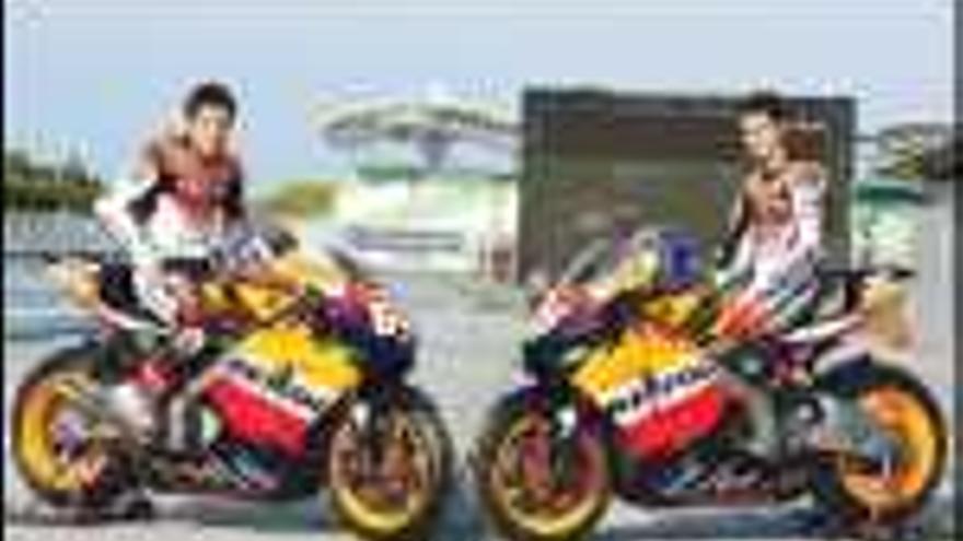 Hayden y Pedrosa, los pilotos oficiales de Honda, posan en Sepang. / Efe