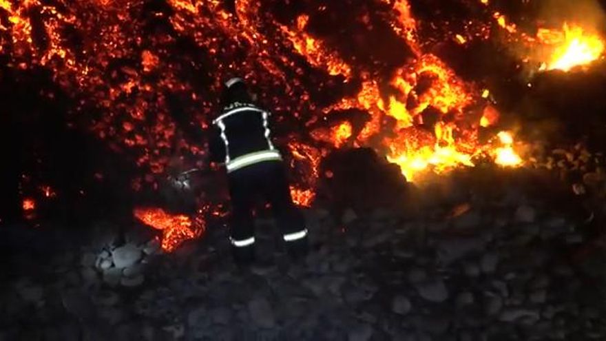 La nueva fajana del volcán de La Palma se ensancha y engulle por completo la playa de los Guirres