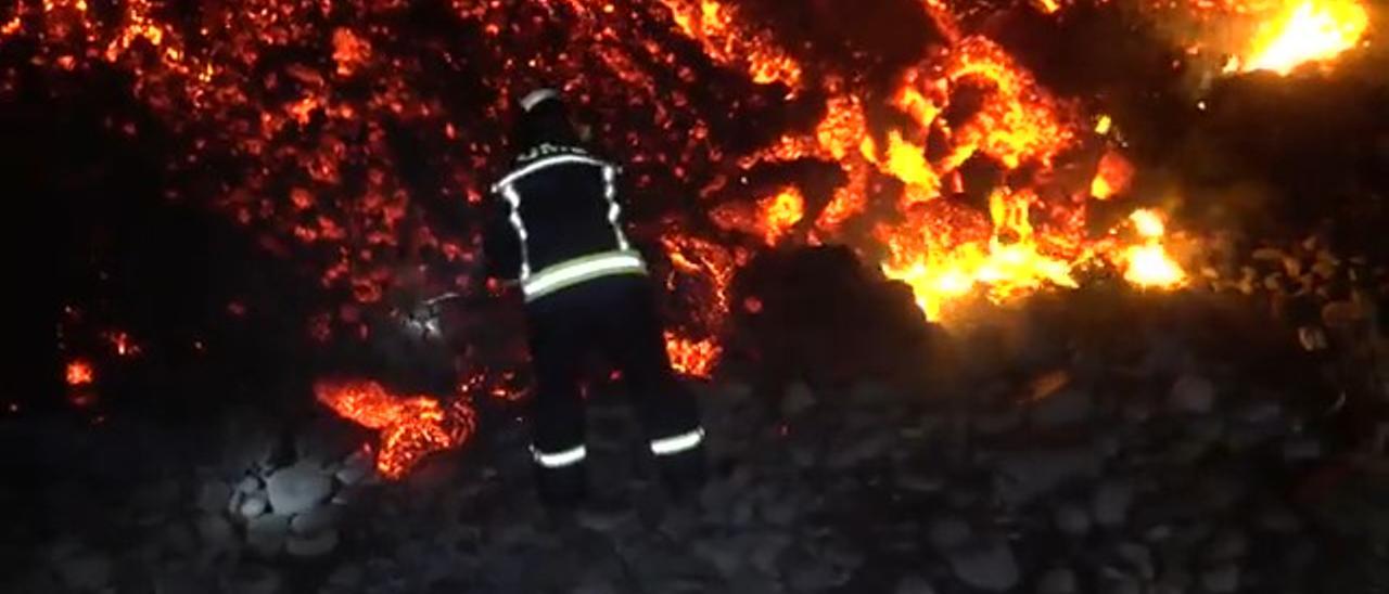 Recogida de muestras en las coladas del volcán de La Palma