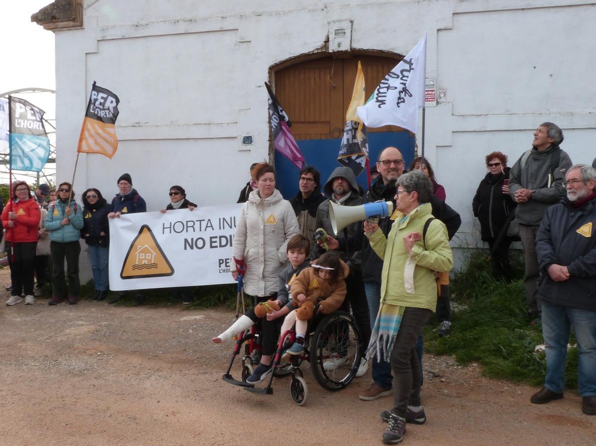 Conxa Medina con el megáfono durante una protesta en defensa de la huerta.