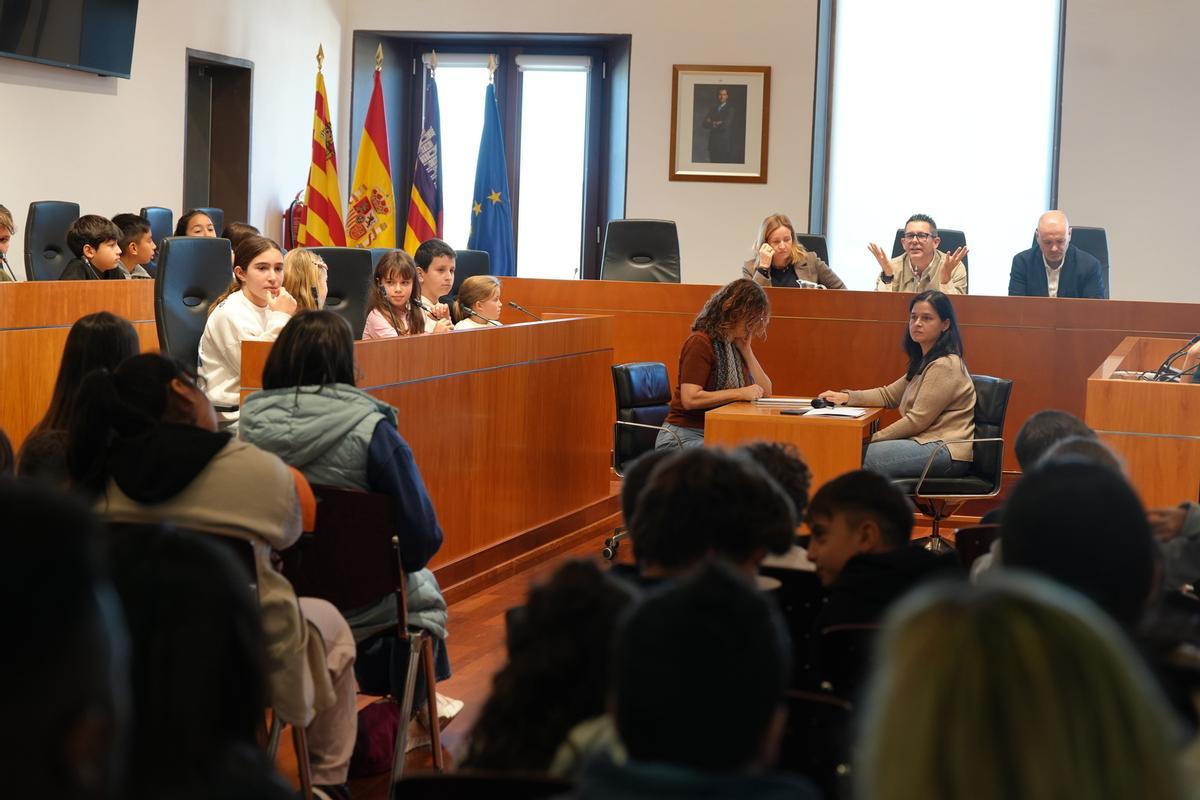 Alumnos de Ibiza llevan al pleno del Ayuntamiento sus propuestas para mejorar la ciudad
