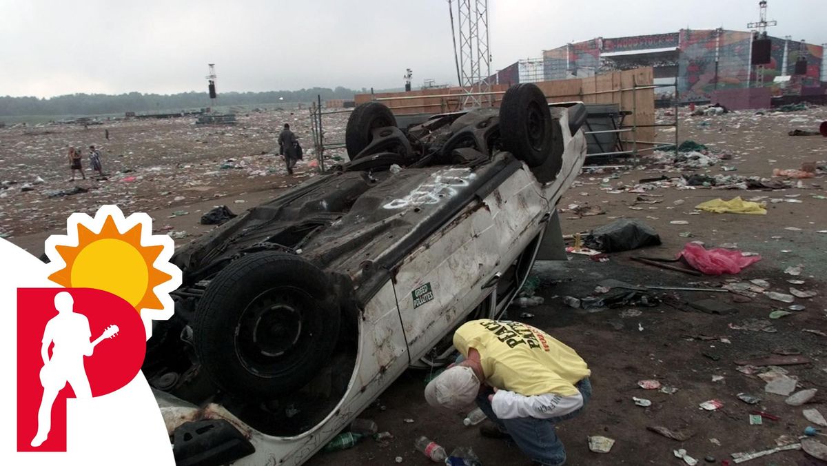 Paisaje después de la batalla. Un trabajador del festival Woodstock 99 inspecciona el recinto tras los incidentes de la última jornada. Paisaje después de la batalla. Un trabajador del festival Woodstock 99 inspecciona el recinto tras los incidentes de la última jornada.