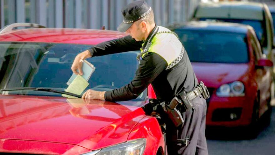 &quot;Sois payasos&quot;: Condenado en Sevilla por conducir borracho, sin luces, saltándose un semáforo e insultando a los agentes