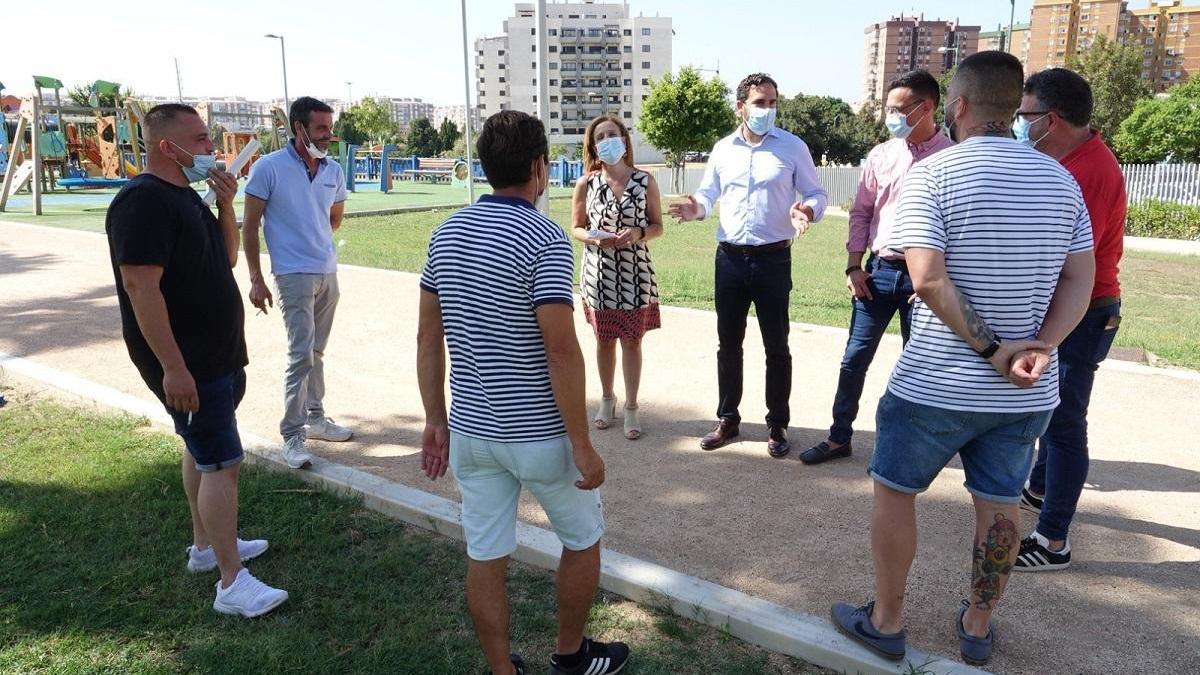 Daniel Pérez, Begoña Medina y Pablo Orellana con vecinos.