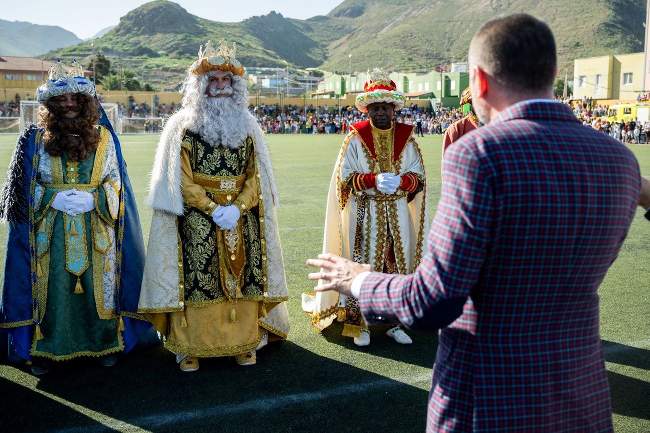 Miles de personas llenan de ilusión el Estadio de Barrial en la llegada de los Reyes Magos