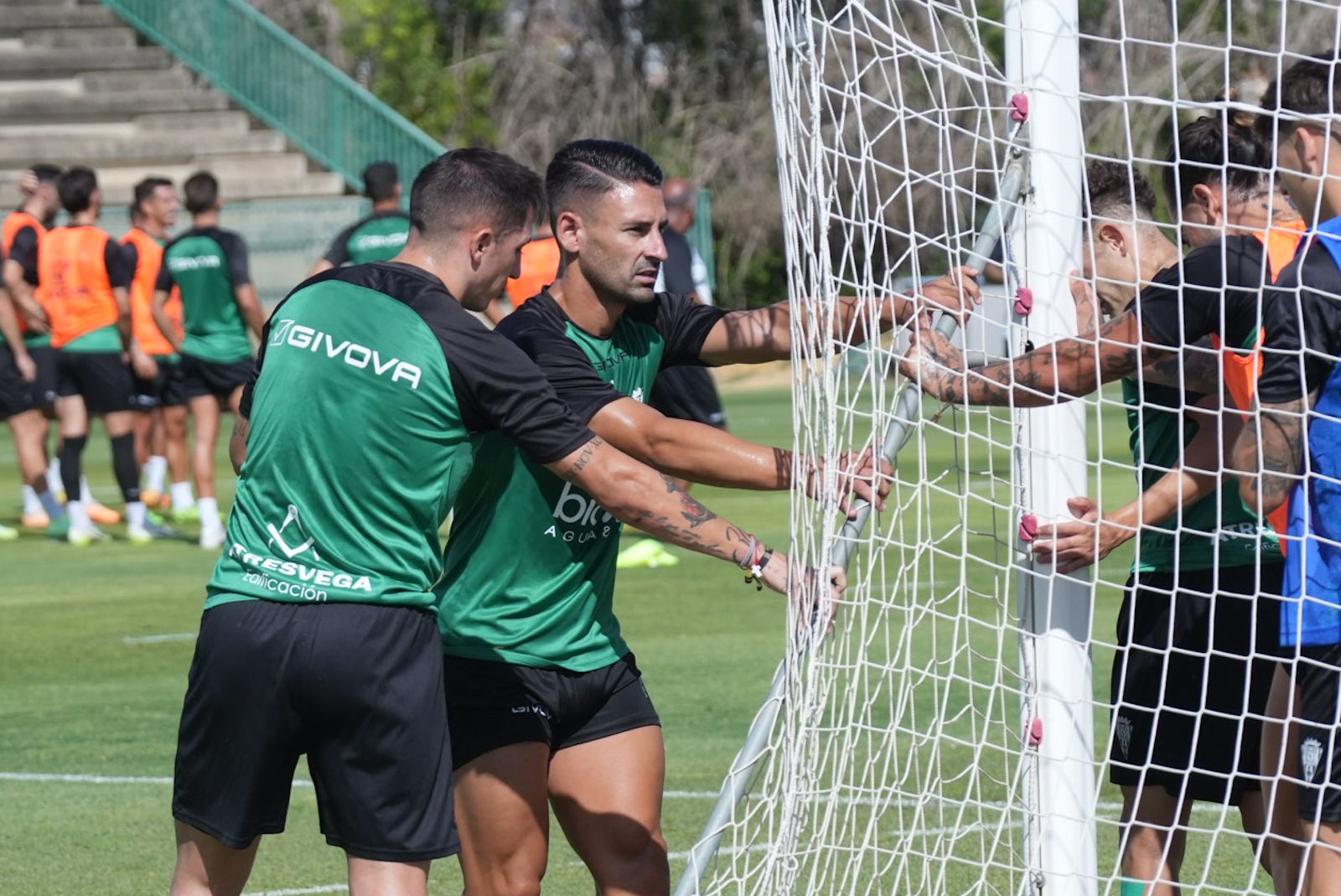 La cúpula del Córdoba CF visita el entrenamiento del equipo blanquiverde