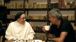 Sor Lucía Caram pren un te amb Albert Om (‘El convidat’, TV-3).