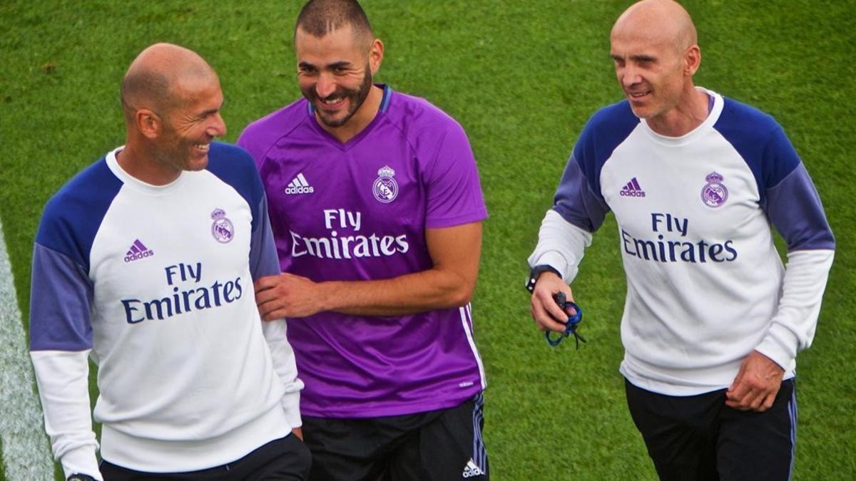 Zidane bromea junto a Zidane y a David Bettoni, uno de sus ayudantes en el último entrenamiento del Madrid en Montreal
