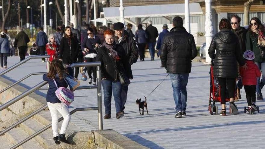 Paseantes por el entorno de la playa de Samil. // R. Grobas