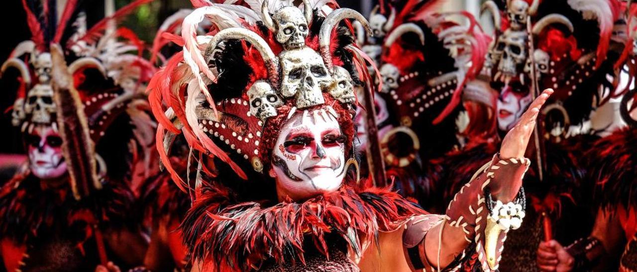 Escuadra femenina en un desfile de las fiestas de Villena