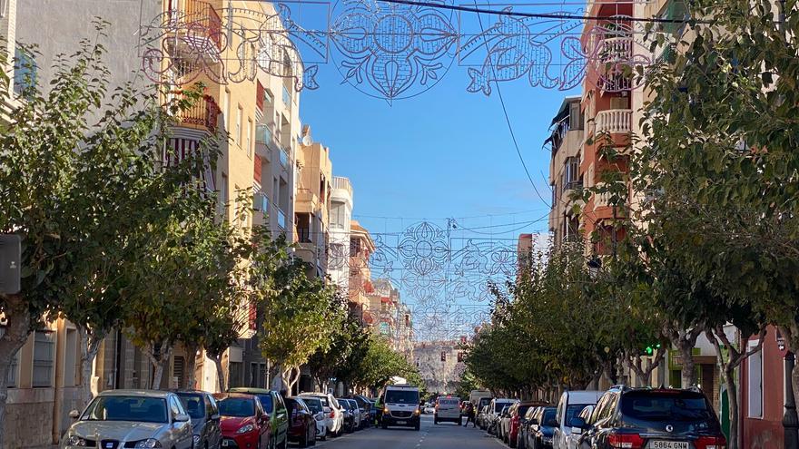 El Campello ultima la instalación de las luces navideñas para su inauguración este miércoles