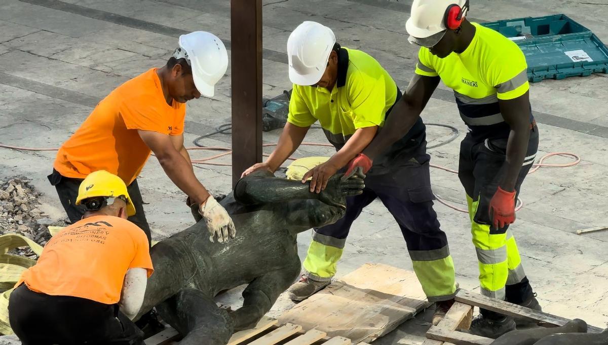 La retirada de las figuras de la Plaça de Dalt este miércoles.