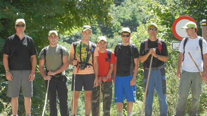 Un grupo de senderistas, en la localidad casina de Caleao.